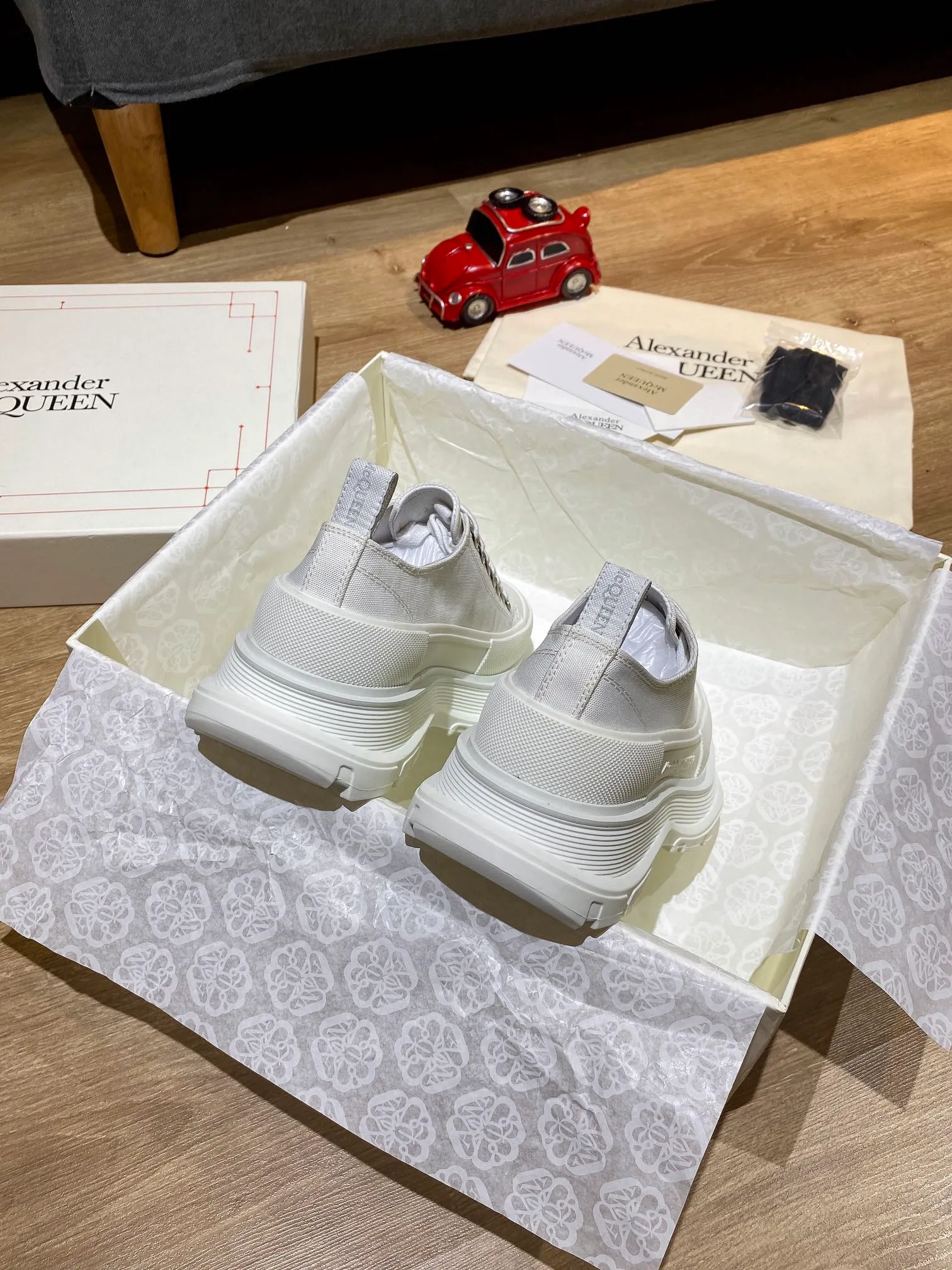 👟👟Ex-factory price 480👟👟 Alexander Mcqueen🚀🚀Couple model👫 MQ McQueen thick-soled platform shoes, the latest spring style in the counter, Xiaohongshu is popular. It is also a casual shoe that increases height and slimming 😄 Does not choose any style. The heel height is 6.5 cm, which is equivalent to wearing a pair of high heels. Slimming is inevitable. Black and white are versatile. Pink looks younger. Several colors are very popular. Purchased from the original order from hk. The highest quality in the market. A popular product. 👍 Material: Genuine customized space Monica cloth. Goat leather lining. Private model T👟👟Ex-factory price. U multi-layer combination outsole. Standard code number. Comes with a full set of the latest packaging at the counter. Code number: 35-40 for women and 39-44 for men.